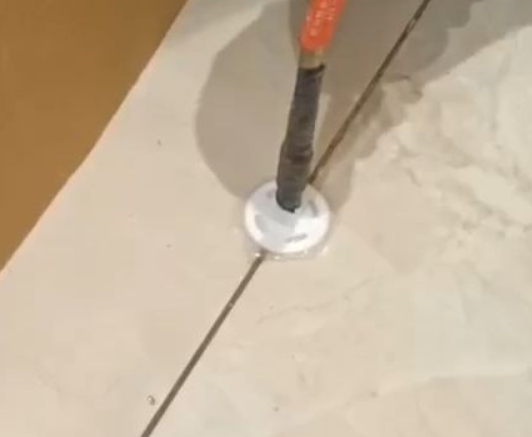 邳州瓷砖空鼓维修公司专业解答瓷砖在铺贴过程中，如果没有涂抹均匀到位的粘结材料（如水泥砂浆或瓷砖胶），可能会导致以下问题
