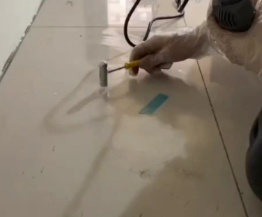 邳州瓷砖开裂维修公司专业分享瓷砖在铺贴前如果没有沥干水分，将会导致以下问题